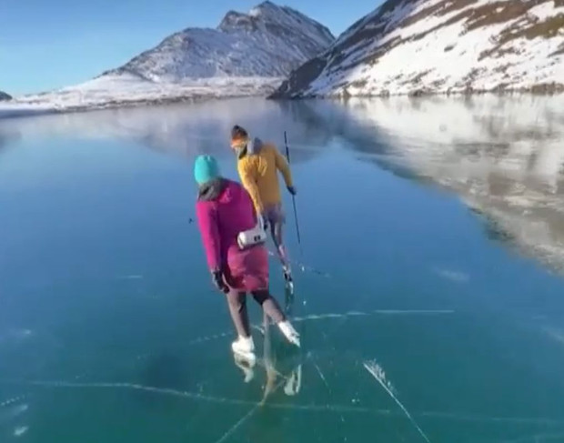 Езеро в Аляска замръзна превръщайки се в ледена пързалка Феноменът