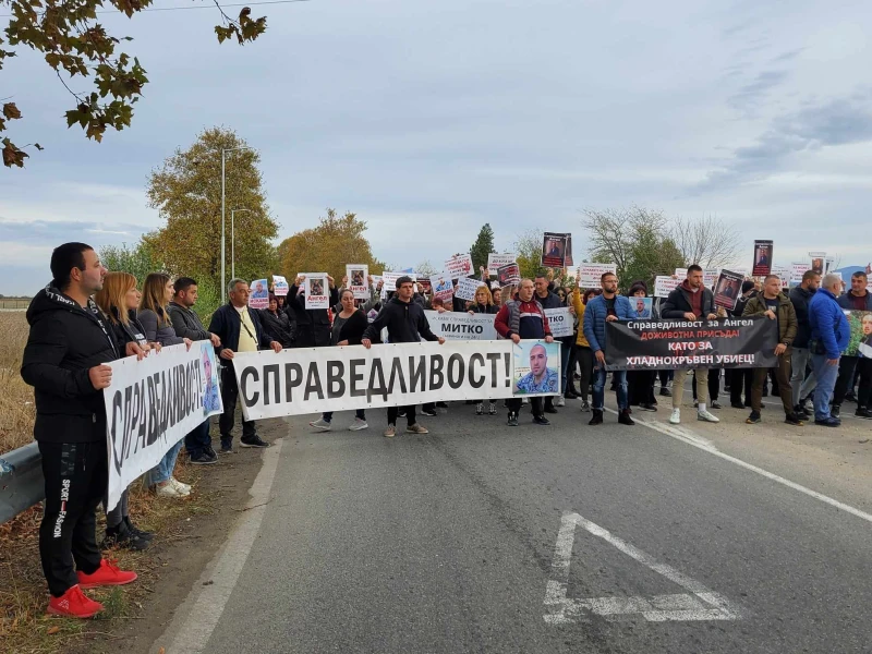 Справедливост за Ангел и Митко: Близки на убитите младежи блокираха пътя Пловдив - Пазарджик