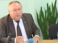 Върху училищен покрив расте дърво