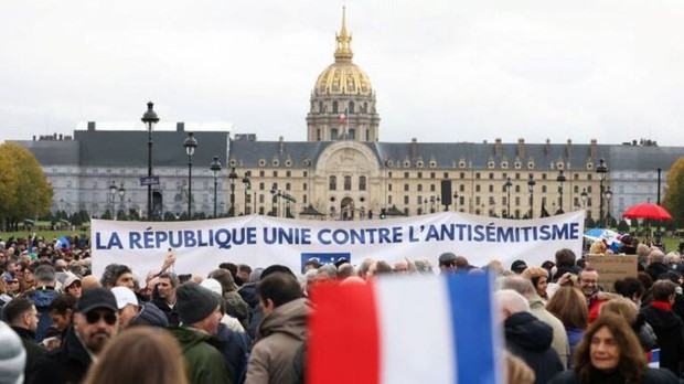 Повече от 182 000 души маршируваха в Париж и цяла Франция,