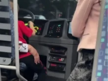 Наказаха шофьора на автобуса, взел в скута си дете