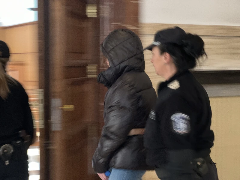 Майката на Ивет, убила баба си, през сълзи: Погледът й се променяше, казваше, че чува гласове след употреба на наркотици