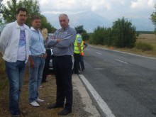 Започна спешното запълване на дупки по пътя Баня-Карлово