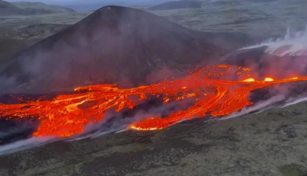 Докато Исландия се подготвя за възможно голямо вулканично изригване през