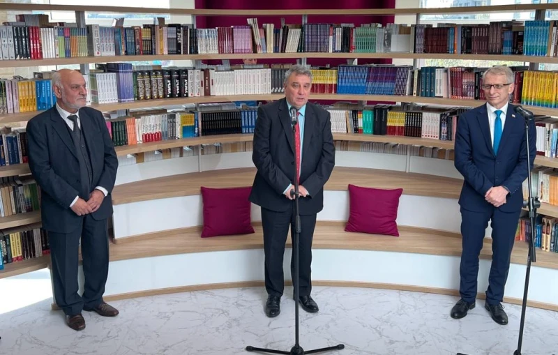 Премиерът Денков откри изцяло реновираната библиотека на УНСС