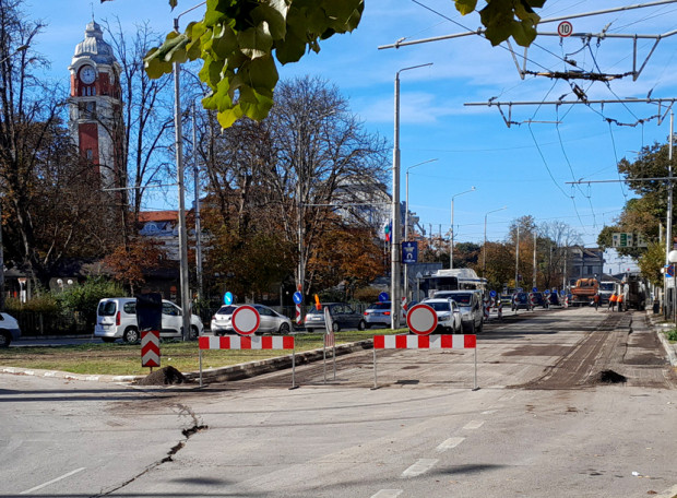 Вижте какво става пред ЖП гара във Варна