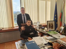 Кметът на Перник се срещна с Илиян, който беше бит от момиче и качен с видео в социалните мрежи