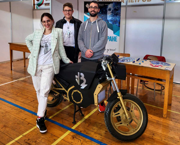 Студенти от Техническия университет във Варна представиха мотоциклет с електрическо