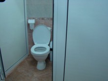 Обща тоалетна за момчета и момичета в училище в Кючука