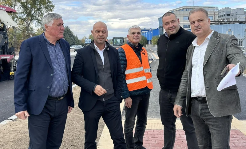 На "Голямоконарско шосе" започна полагането на асфалт