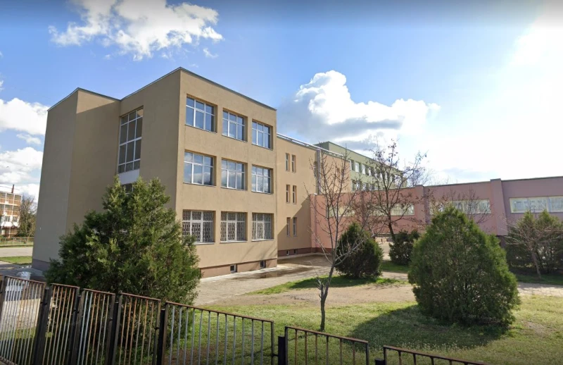 Ясни са подробности за снимащия учителски телефон в тоалетната на наше училище