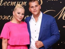 Деси Слава стяга сватба? Бъдещата снаха пет години по-голяма от сина й