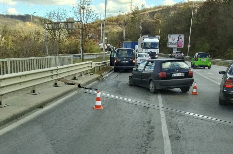 Катастрофа затруднява движението на Южния пътен възел във Велико Търново
