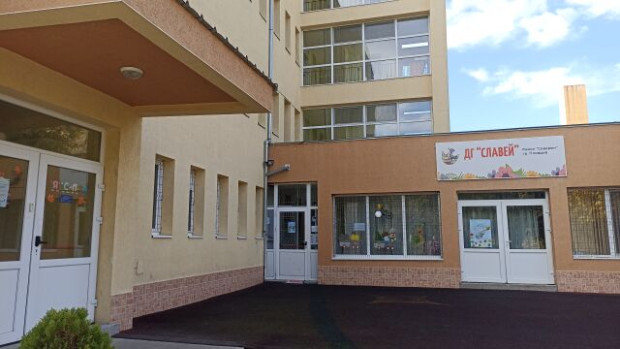 </TD
>Децата от ДГ Славей, настанени в болница със съмнение за натравяне,