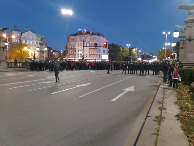 Протест срещу ръководството на БФС започна в София.В акцията, която