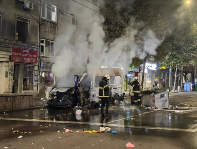Протест срещу БФС блокира София, има задържани, полицаи и фенове са ранени
