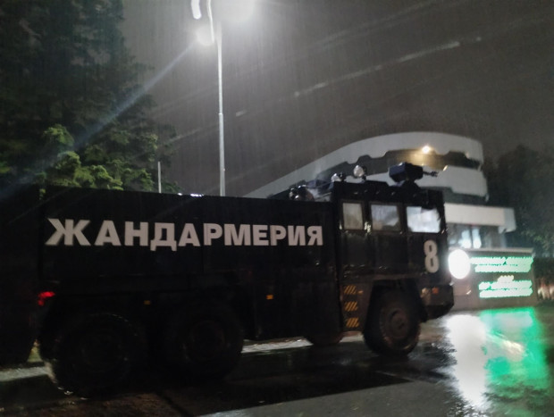 Засилено полицейско присъствие пред централата на БФС в Бояна, видя