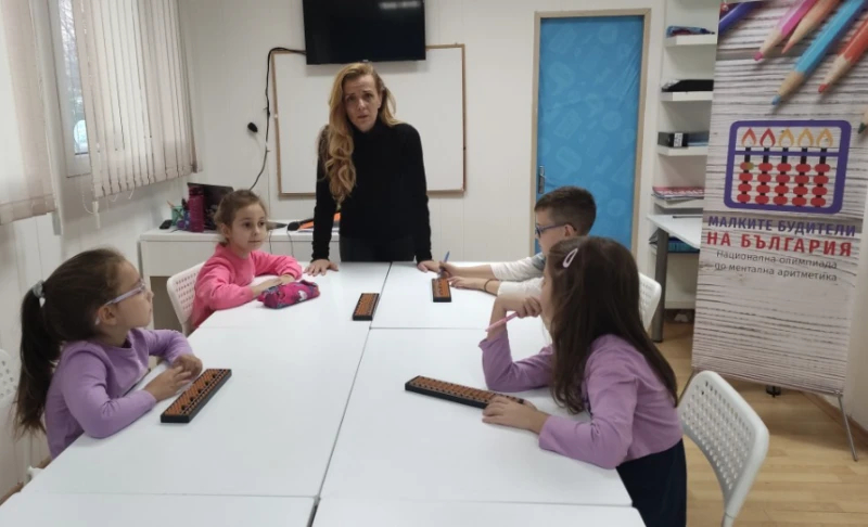 Деца от цялата страна демонстрират в Пловдив как се смята бързо