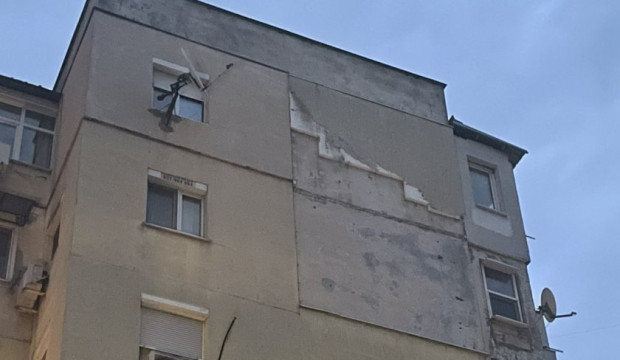 TD Силният вятър в Пловдив събори част от изолацията на блок
