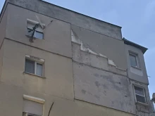 Падна част от изолацията на блок в Пловдив