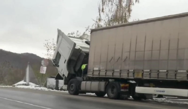 Румънски тирове аварираха на Прохода на Републиката