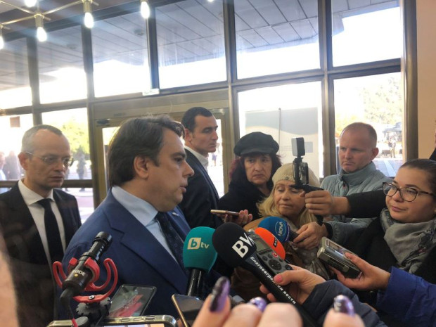 Aсен Василев: Заплатите на учителите ще се поддържат на 125% от средните за страната