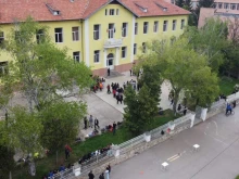 Жена нахлу в училище в Радомир и изведе две ученички