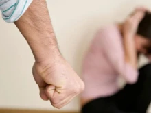 Отново домашно насилие: Мъж преби съпругата си след семеен скандал в Кърджали