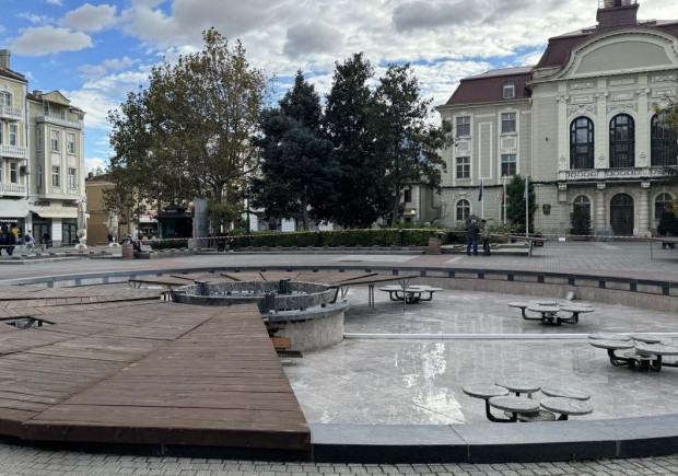 </TD
>Мястото около фонтана пред Община Пловдив днес бе отцепено с