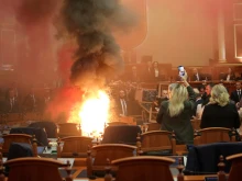 Опозиционни депутати запалиха пожар в парламента на Албания