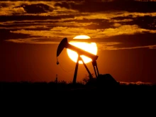 ОПЕК+ намаляват добивите заради спада на цените на нефта