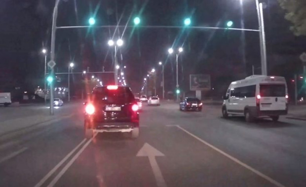 </TD
>Читател на Plovdiv24.bg засне доста смущаващи кадри на пътен възел