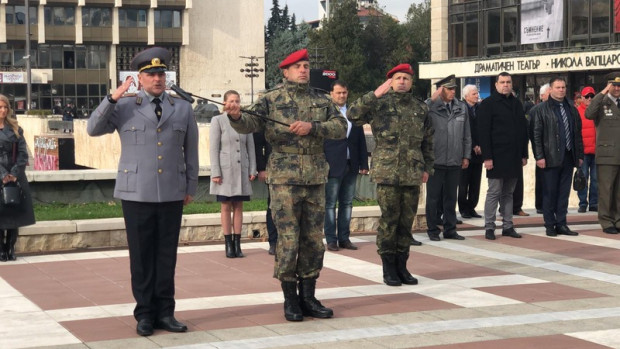 </TD
>Награждават над 100 военнослужещи от Благоевград. Това каза пред журналисти