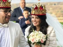 Красива фолклорна певица вдигна пищна сватба с композитор