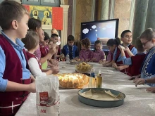 Второкласници омесиха питка за Въведение Богородично
