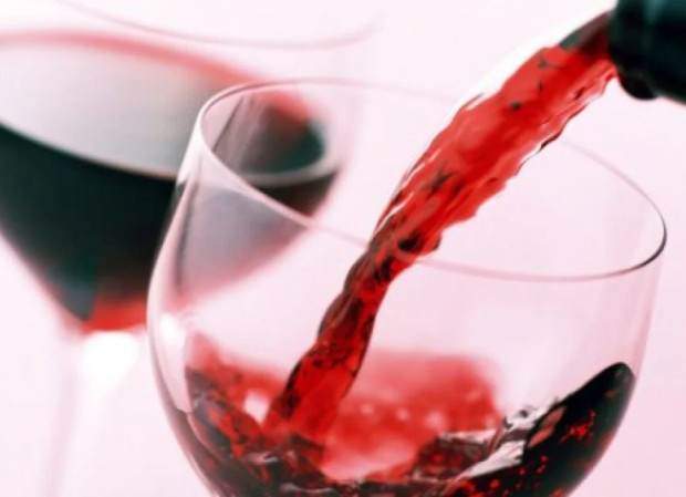 Хилядолетната мистерия защо пиенето на червено вино може да причини