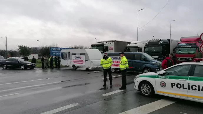 Словашките превозвачи деблокираха временно един от ГККП с Украйна