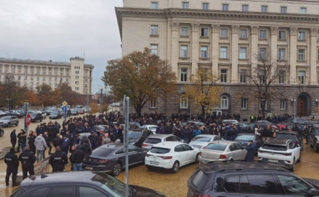 Полицаи се събраха пред Народното събрание съобщава репортер на Фокус