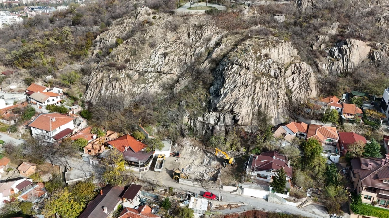 Полиция и Инспекторат спряха къртенето на скали на Бунарджика