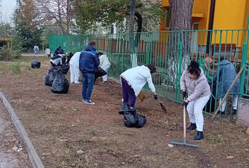 Екипи на детските ясли, градини и училища се включиха в почистването след урагана във Варна