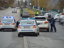 Бус с мигранти се заби в полицейски автомобил, рани полицай