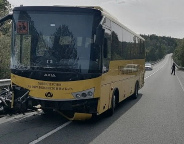 Тежка катастрофа с автобус, превозващ 16 деца, шофьорът е починал