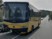 Тежка катастрофа с автобус, превозващ 16 деца, шофьорът е починал