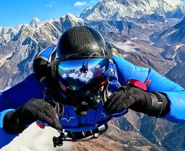 Българин скочи край Еверест с рекордно малък парашут Красимир Илиев