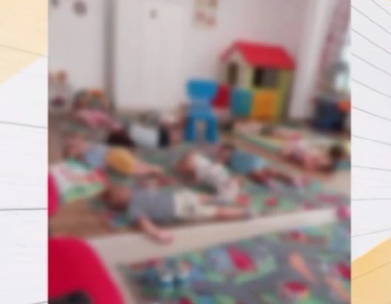 Родители потресени: Децата им, на възраст между 2 и 4 години, принудени да спят на под