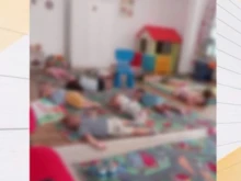 Родители потресени: Децата им, на възраст между 2 и 4 години, принудени да спят на под