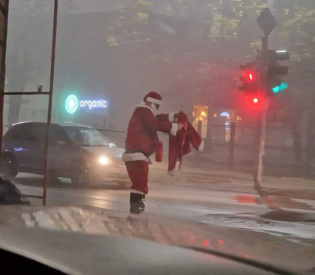 </TD
>Дядо Коледа е уловен от пловдивчанин спокойно да се разхожда