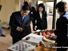 Посланикът на Китай направи щампи на шевици и опита компоти с бадеми и канела в Сливен