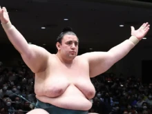 Аоияма изравни актива си на Големия сумо турнир във Фукуока