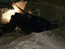 Пътен куриоз в Перник: Автомобил падна в строителен изкоп 